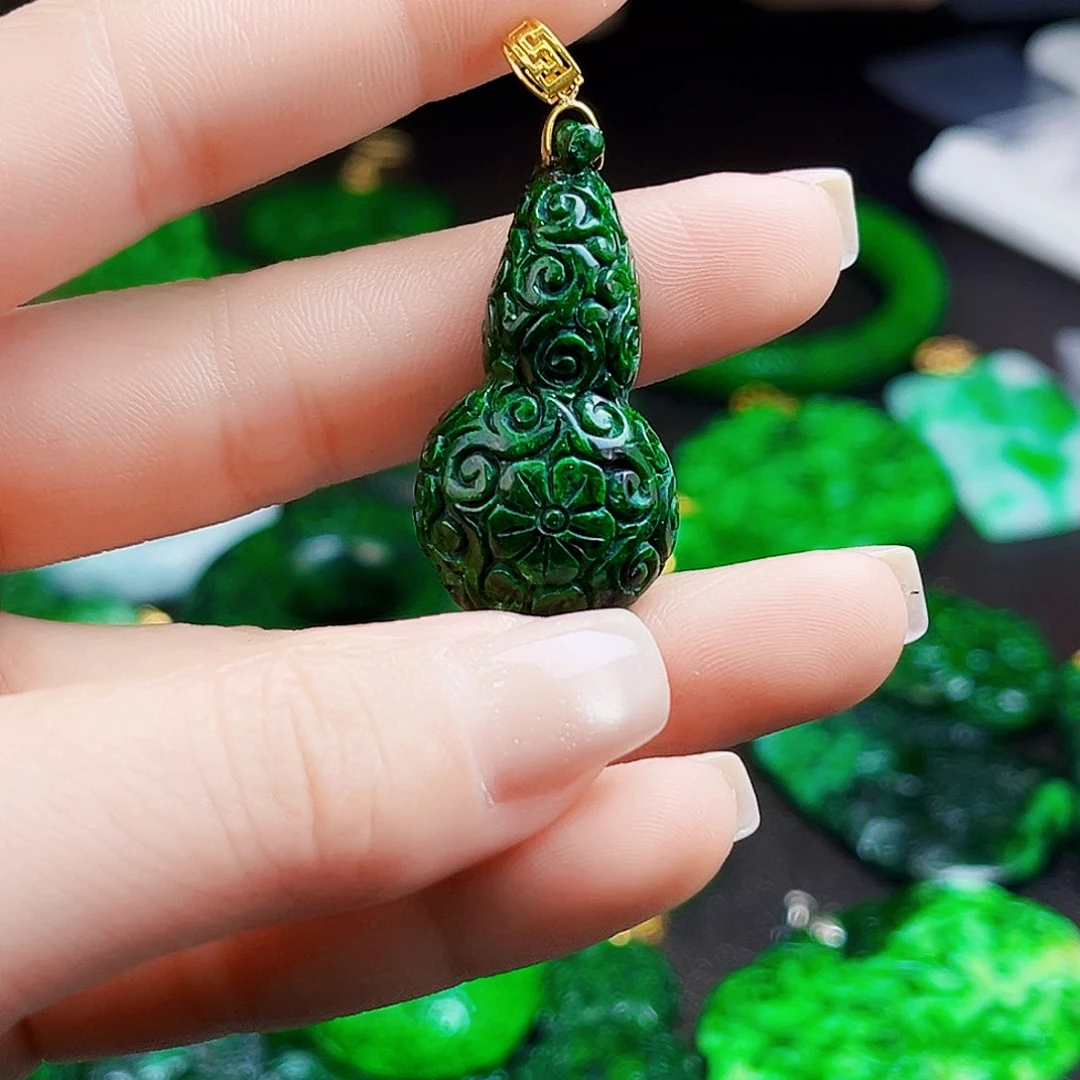 颈饰18K金镶嵌翡翠多样性