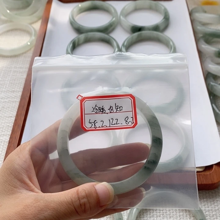 ღ***এ未镶嵌手镯石英质玉