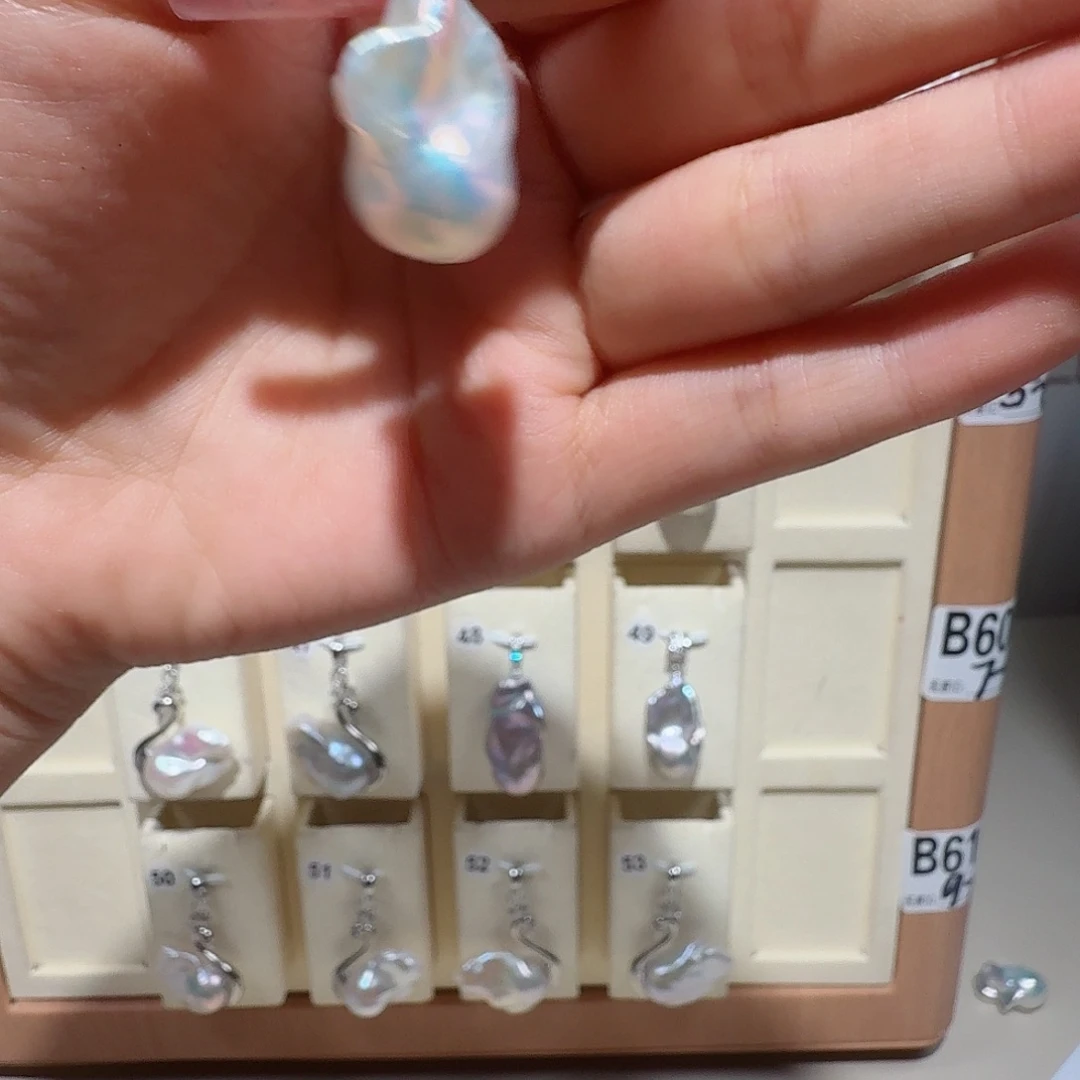 微***间淡水珍珠合金颈饰