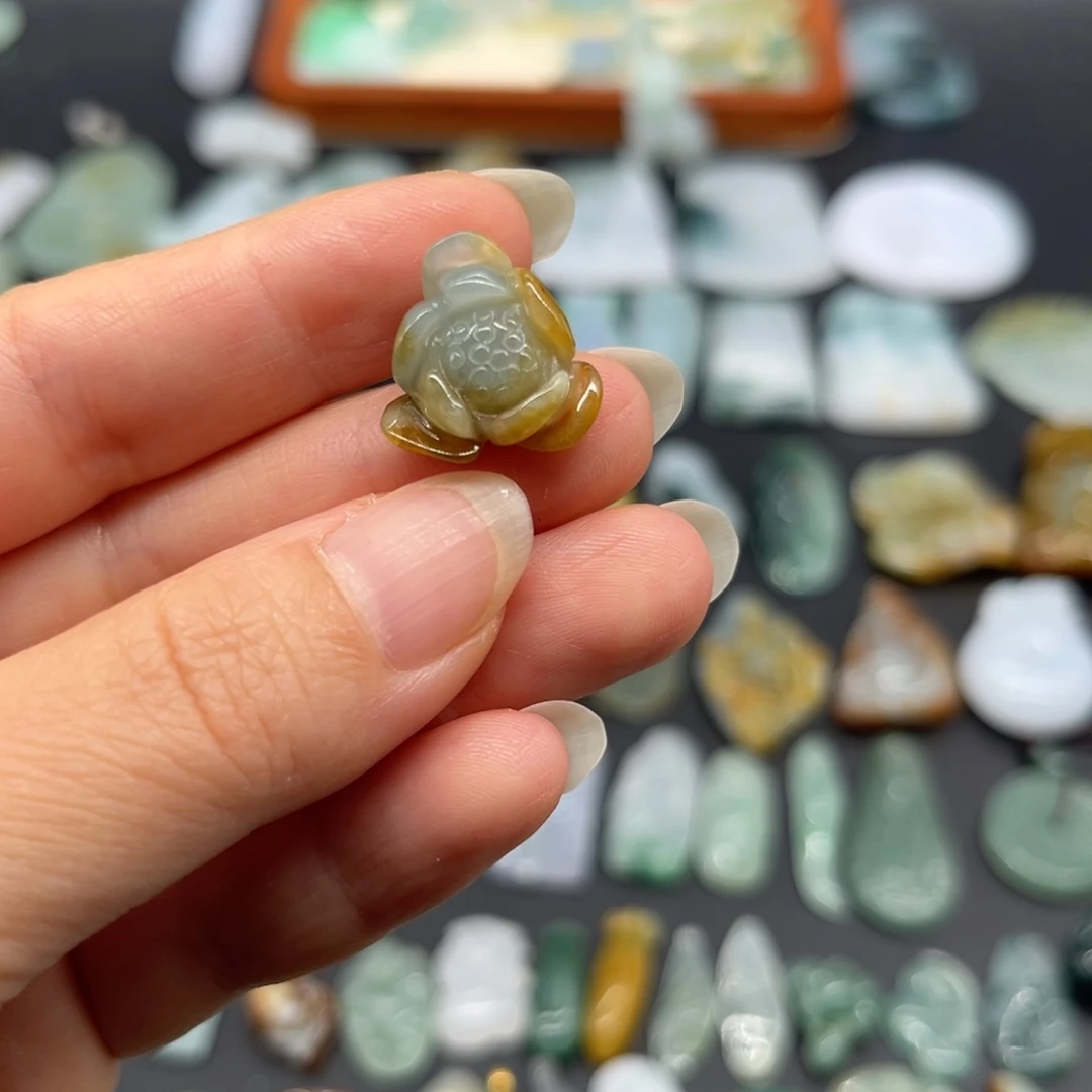 翡翠未镶嵌颈饰莲花