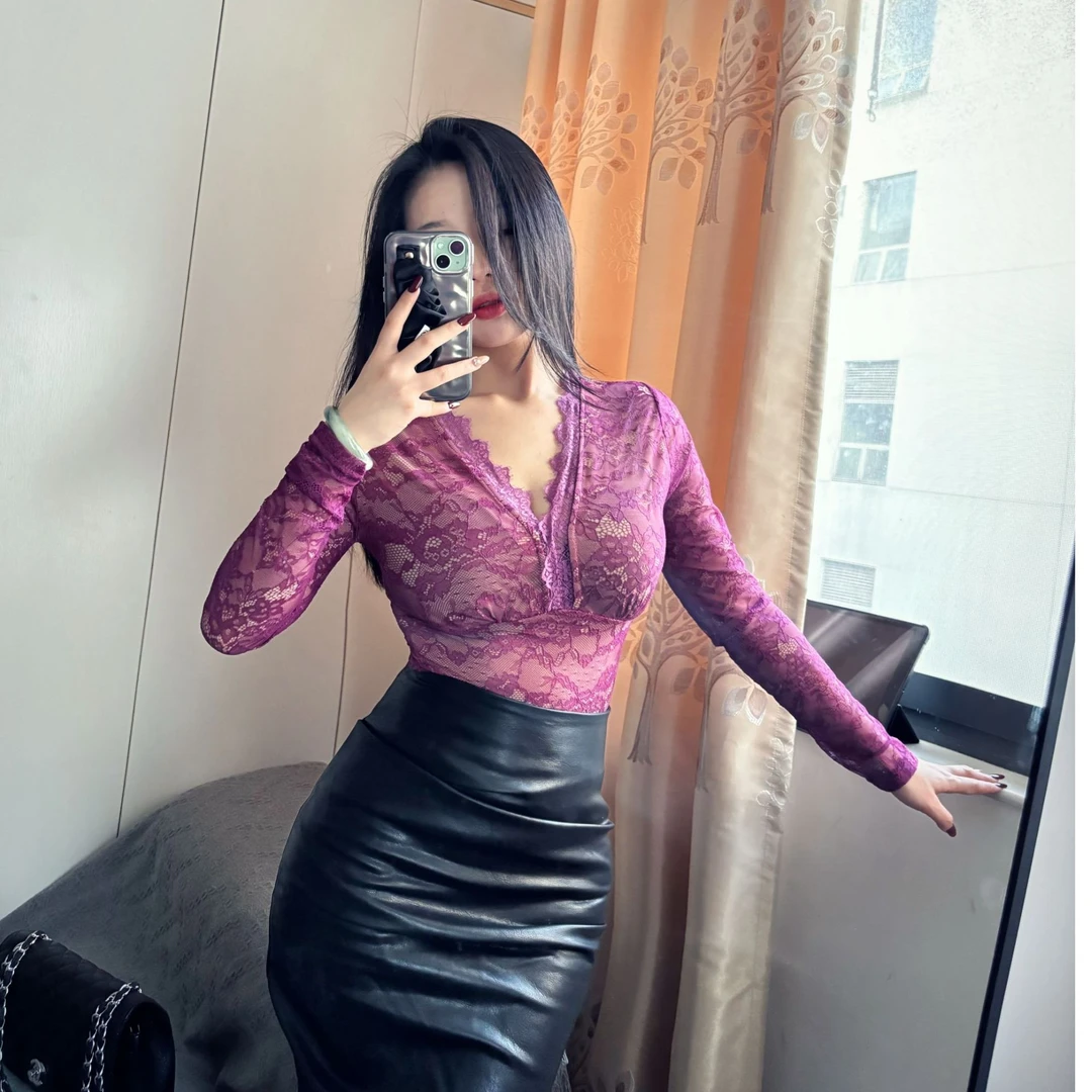 独特性感V领打底蕾丝衫女秋冬新款高级感修身显瘦内搭长袖上衣潮