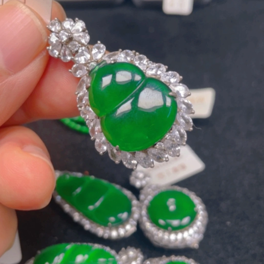 【闪购商品】颈饰银S925镶嵌翡翠吊坠