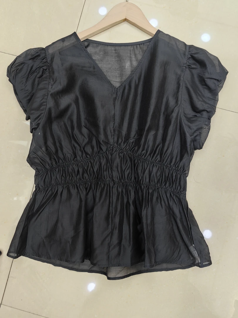 静静推荐 夏季气质显瘦收腰V领泡泡袖时尚百搭上衣