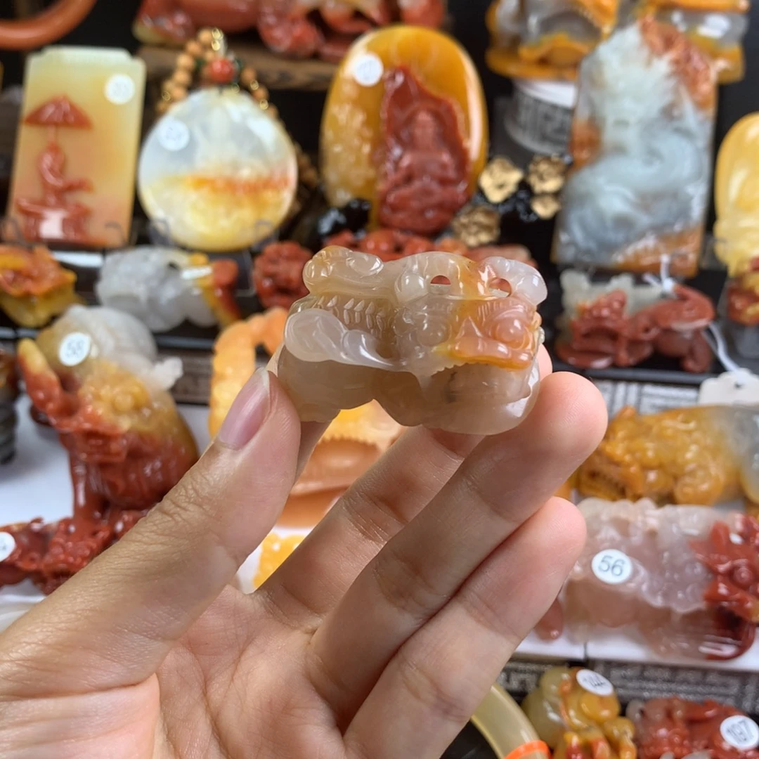 未镶嵌石英质玉（黄龙玉）挂件