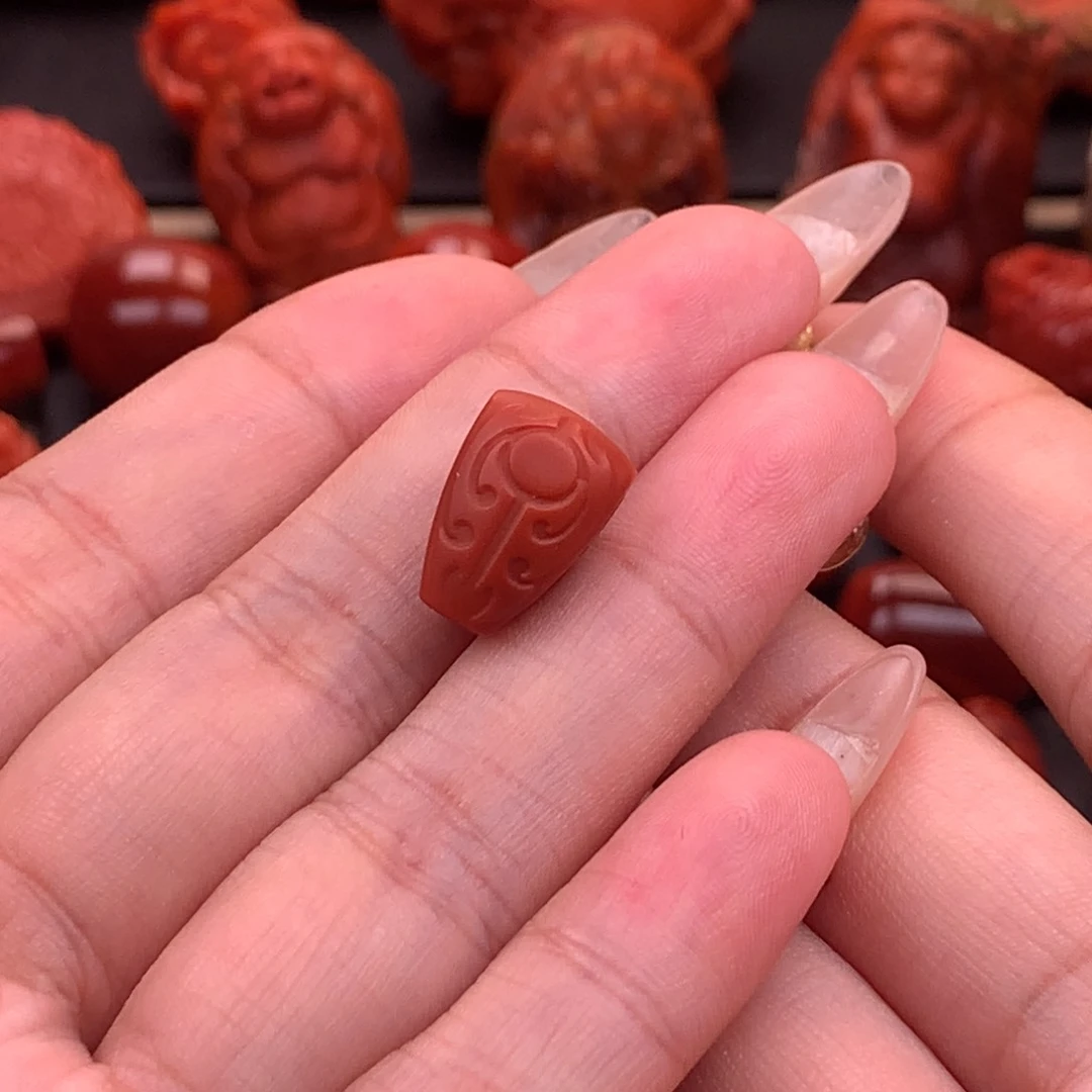 南红玛瑙南红川料原矿博古纹直切三通10.4mm未镶嵌