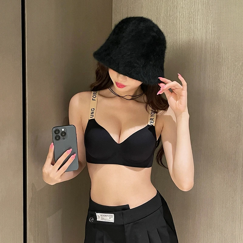 黄油草莓小胸聚拢内衣女无痕无钢圈防下垂时尚字母肩带漫画胸文胸