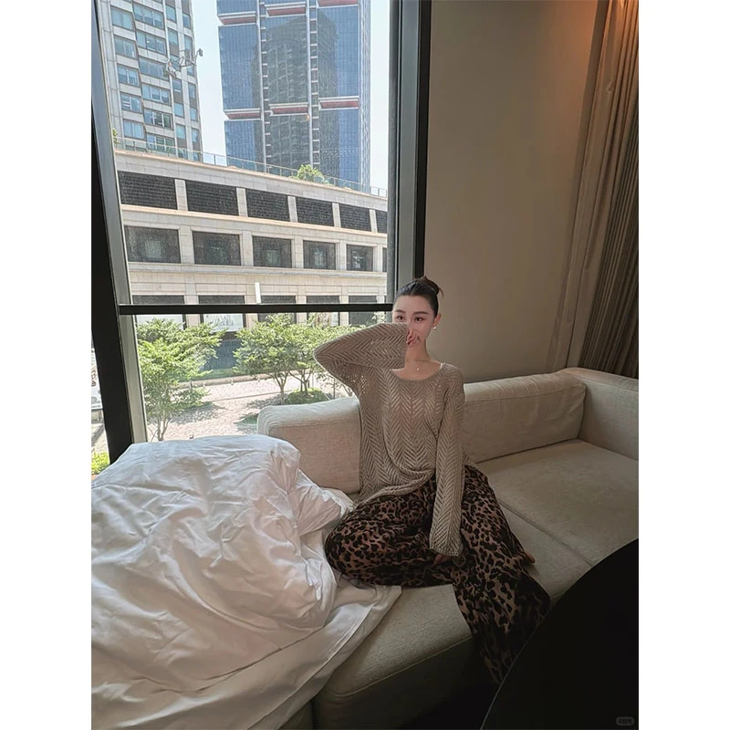 慵懒度假穿搭时尚套装女夏季2025新款镂空防晒罩衫复古豹纹阔腿裤