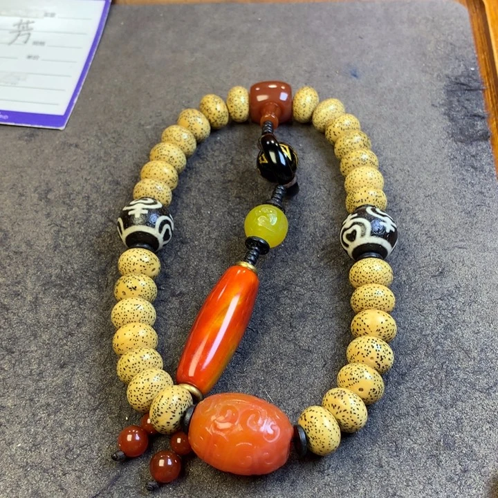 星月菩提吊坠手持