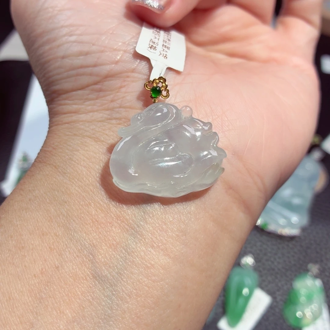 颈饰18K金镶嵌翡翠天鹅