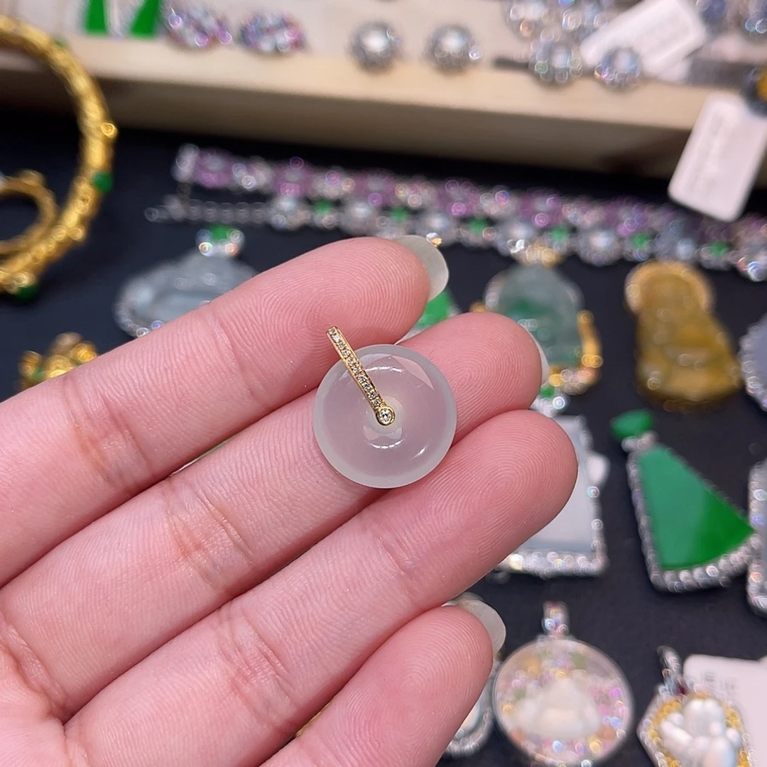 翡翠18K金镶嵌颈饰平安扣