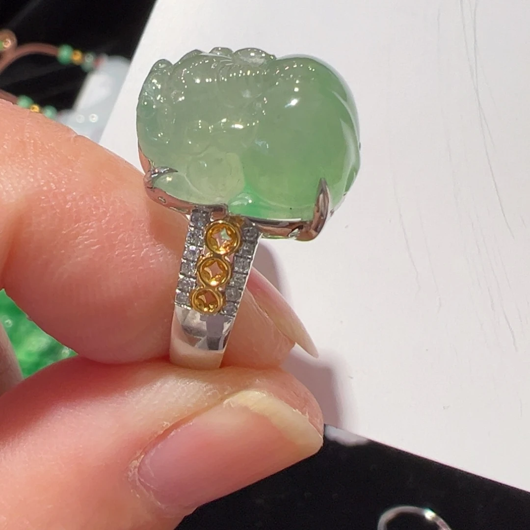 翡翠18K金镶嵌颈饰戒指