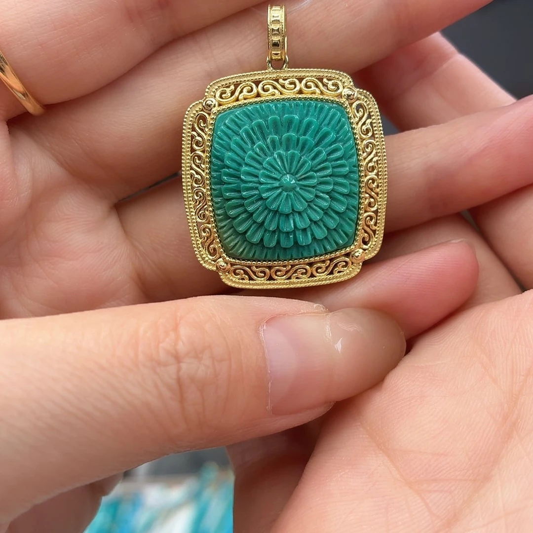 绿松石合金颈饰牌子