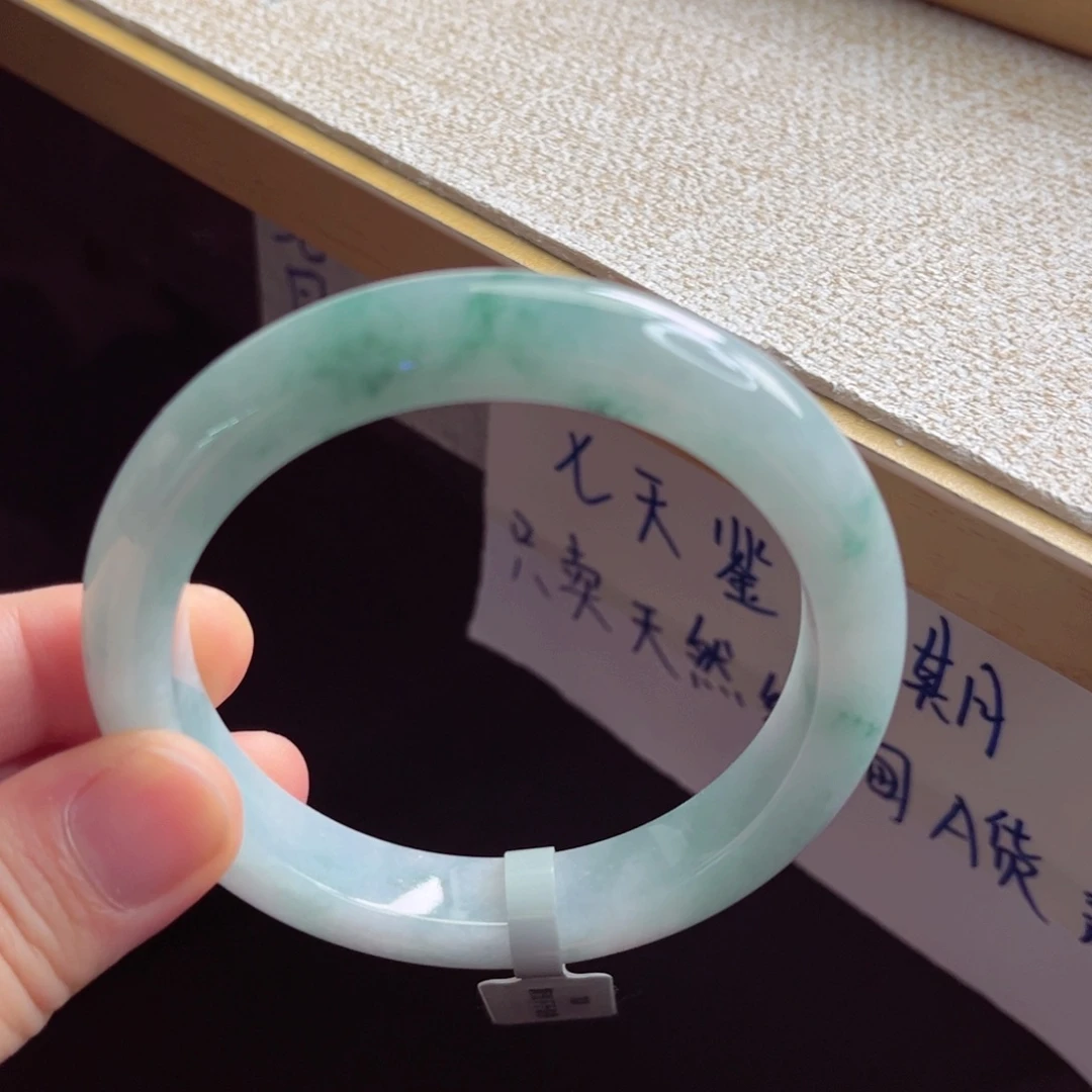 翡翠手镯未镶嵌手镯