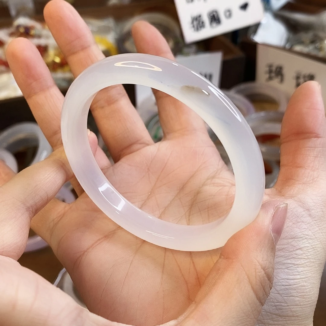 玛瑙/玉髓未镶嵌手镯A934。58.7圈。 瑕