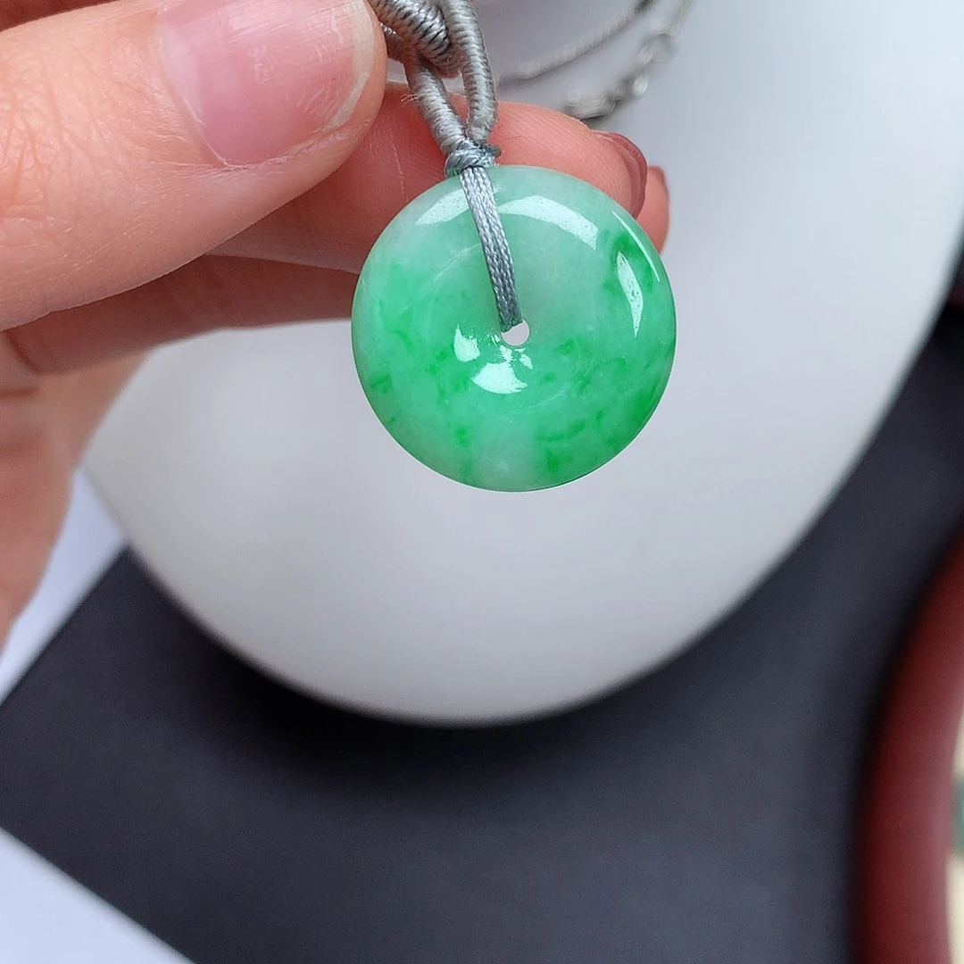 翡翠颈饰未镶嵌平安扣