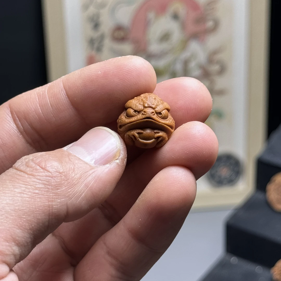 招财金蟾，龙纹桃核雕刻圆雕满工，纯手工制作，尺寸：16，老王本工