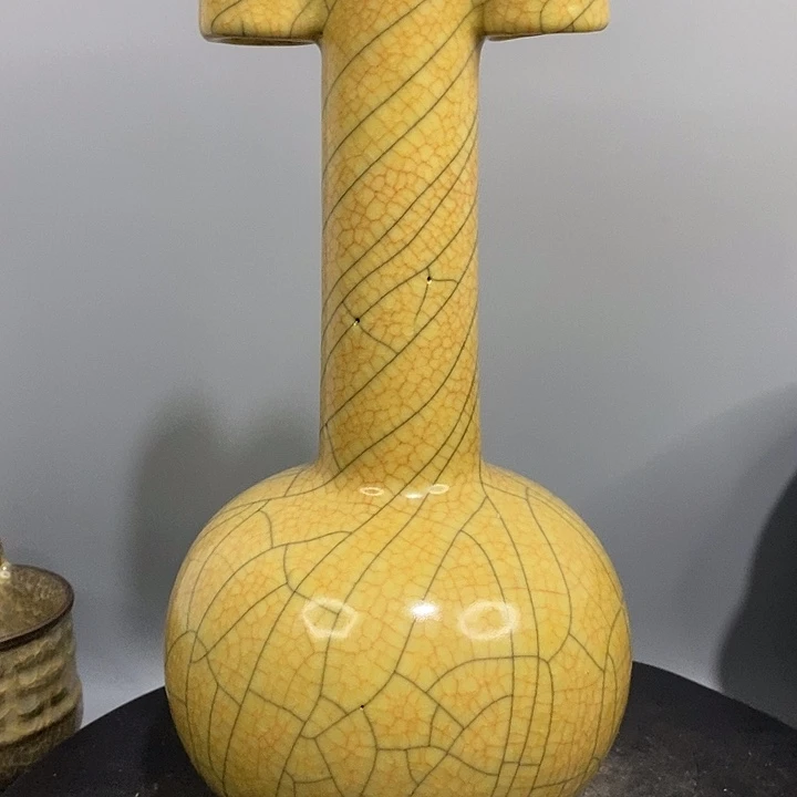 哥窑贯耳造型独特