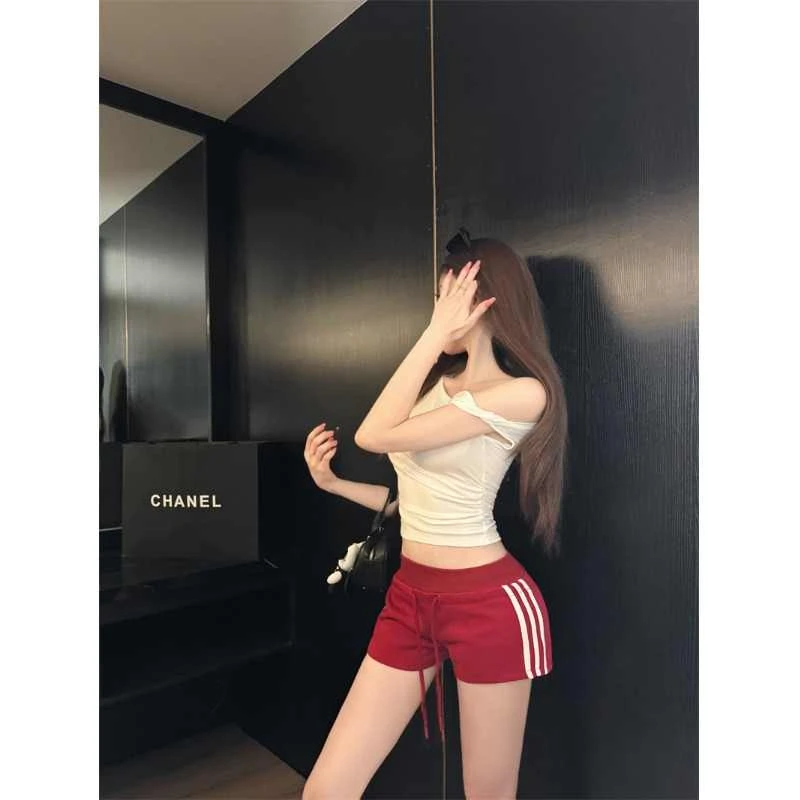 甜酷女孩的夏日穿搭！三条杠拼接高腰休闲裤女夏宽松显瘦阔腿热裤