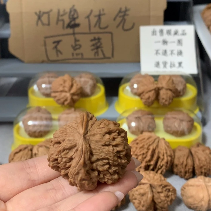 o***哥吊坠文玩核桃异形单只，有瑕疵