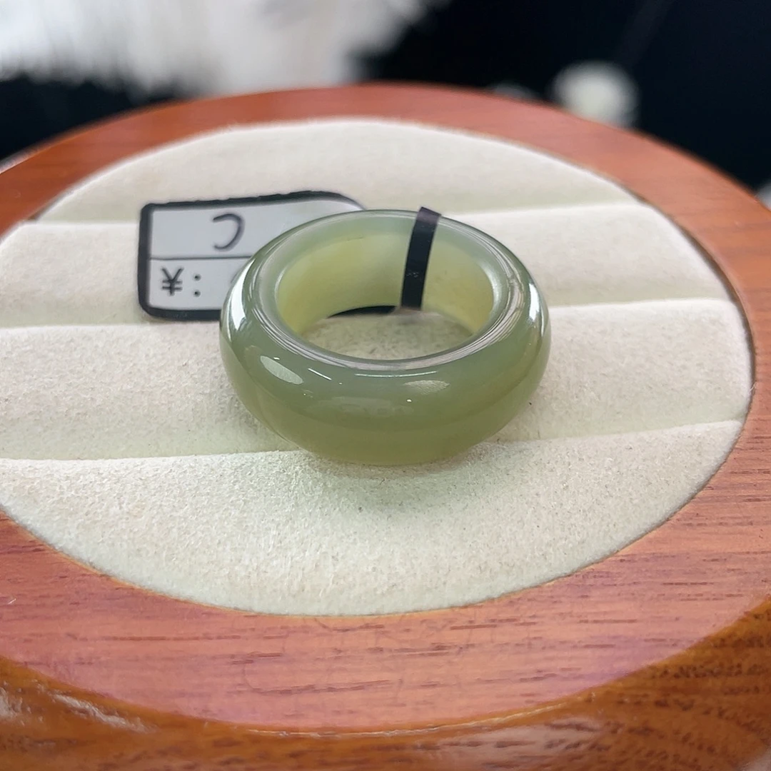 和田玉未镶嵌戒指l63。苹果绿细轮胎。17.5。不退换