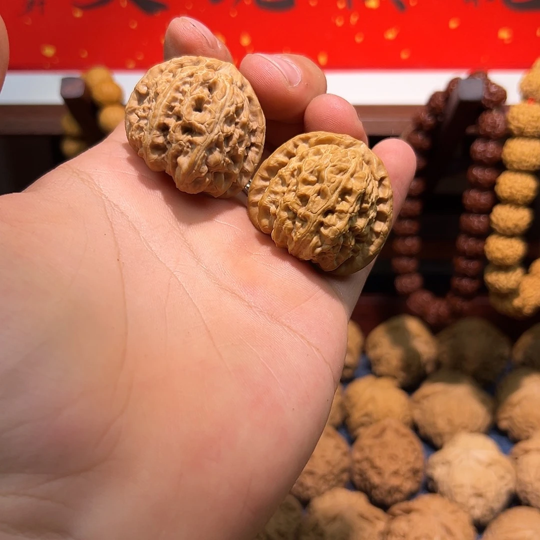 文玩核桃吊坠37全品白狮子，轻微色差