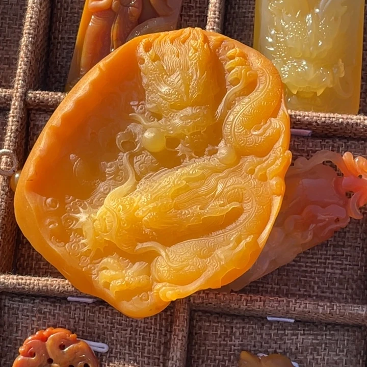 未镶嵌石英质玉（黄龙玉）摆件