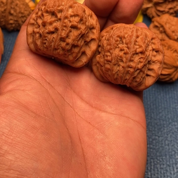 小***哥文玩核桃吊坠血麒麟