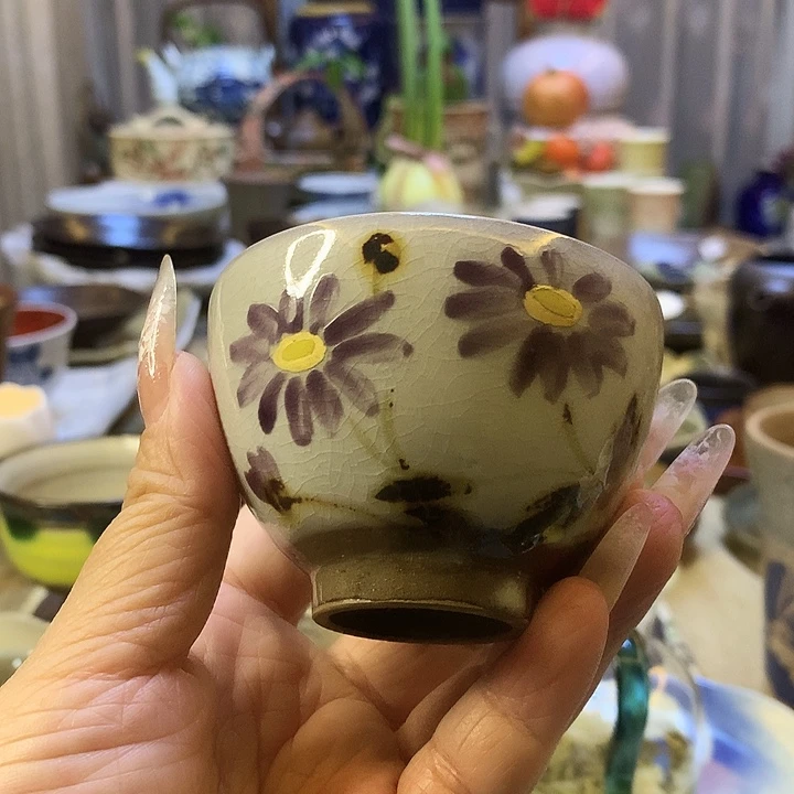 器物的色彩搭配起来很漂亮