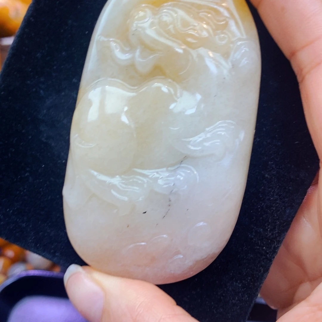 未镶嵌石英质玉（黄龙玉）颈饰