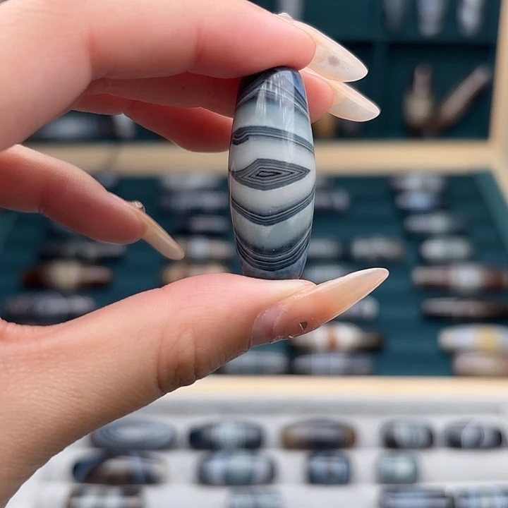 李***格玛瑙/玉髓未镶嵌珠宝奇石