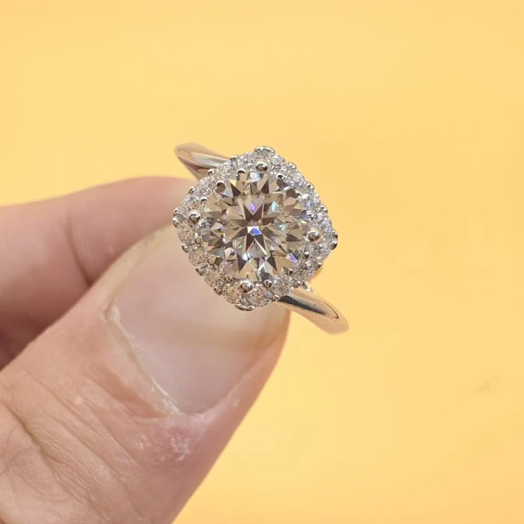 925银莫桑石银制品 【光面扭臂方包女戒】1克拉  时尚 /合成碳硅石