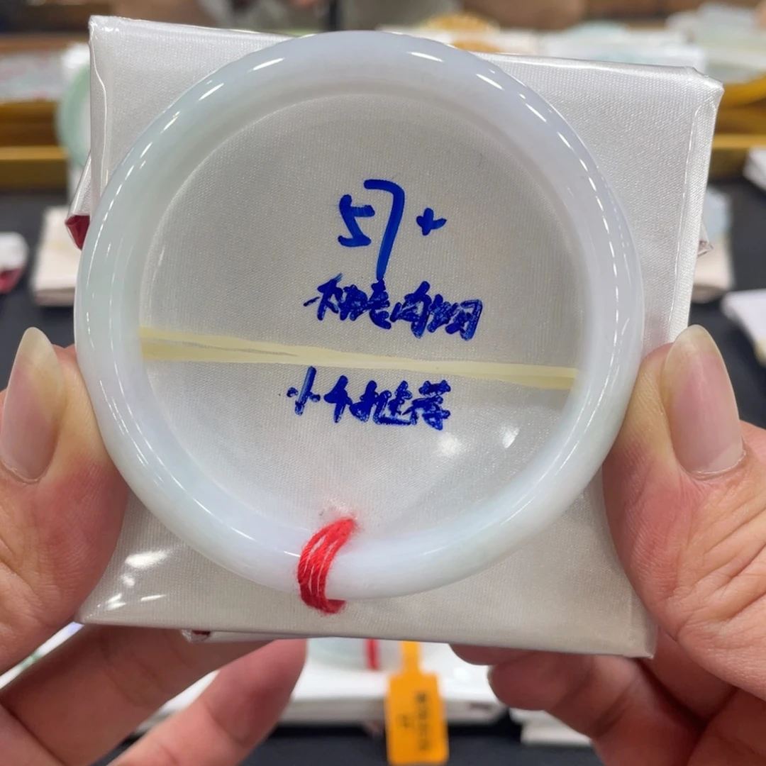 翡翠手镯未镶嵌翡翠手镯