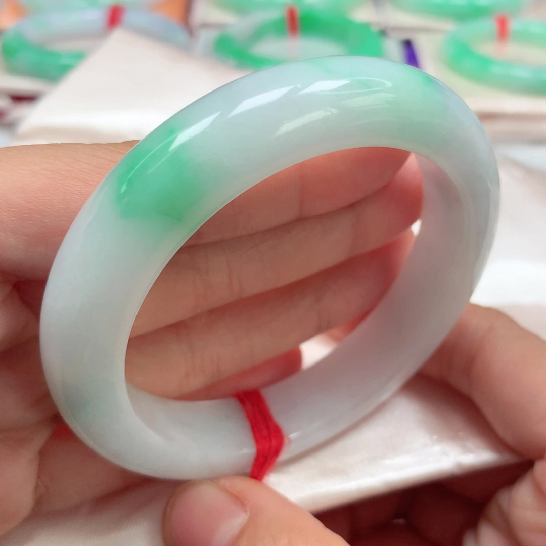 翡翠手镯未镶嵌宽版厚装白底青