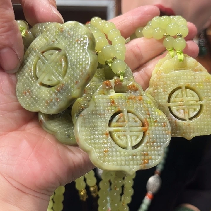 颈饰未镶嵌和田玉（糖玉）