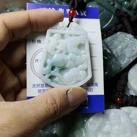 翡翠未镶嵌颈饰挂件