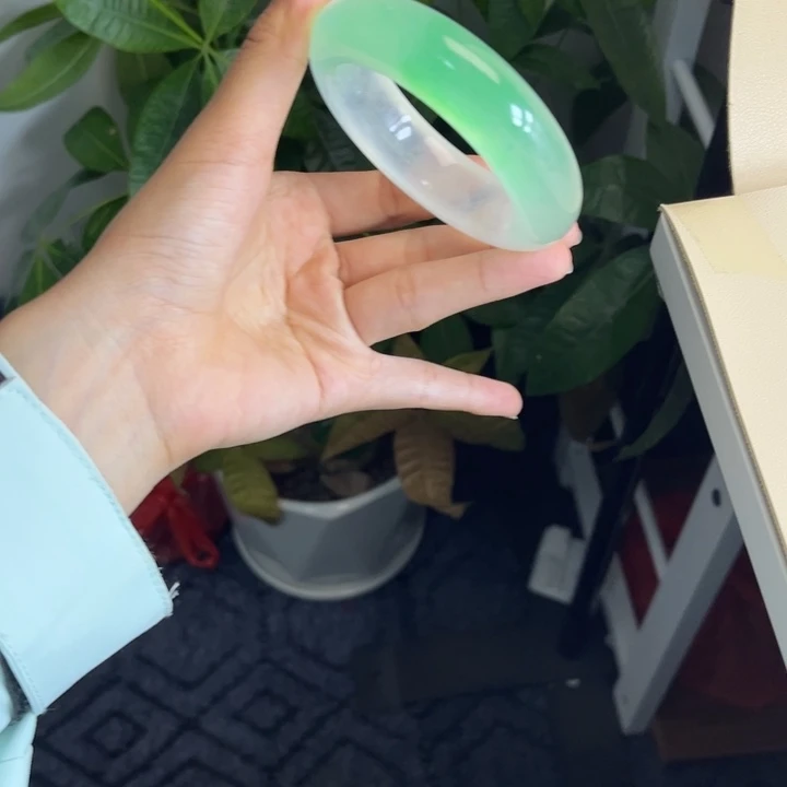 自***翔玉半山水。  55圈口。