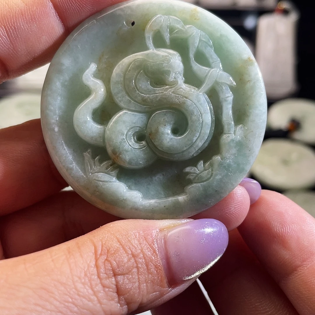 翡翠未镶嵌颈饰蛇牌