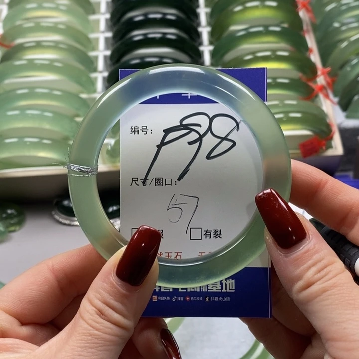 蛇纹石玉手镯未镶嵌近**怯