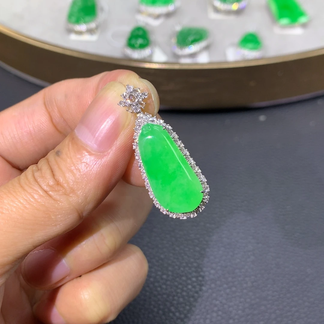 翡翠18K金镶嵌颈饰翡翠