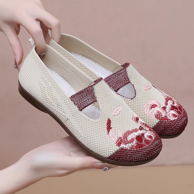 春季中老年绣花鞋休闲软底防滑妈妈鞋飞织透气老人女款老北京布鞋