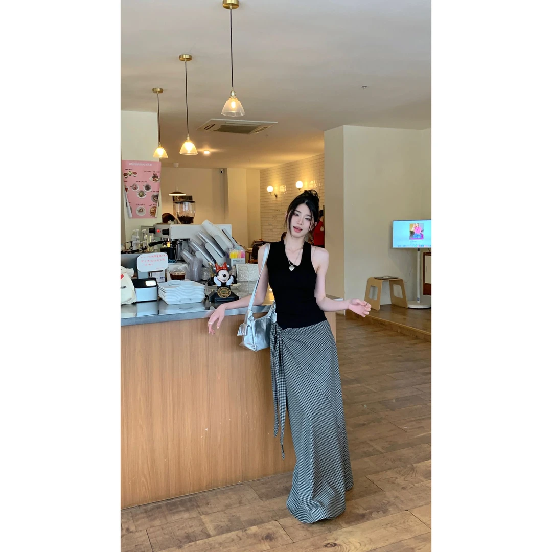 休闲风法式时尚套装小众不规则黑色无袖T恤加绑带格子半身裙