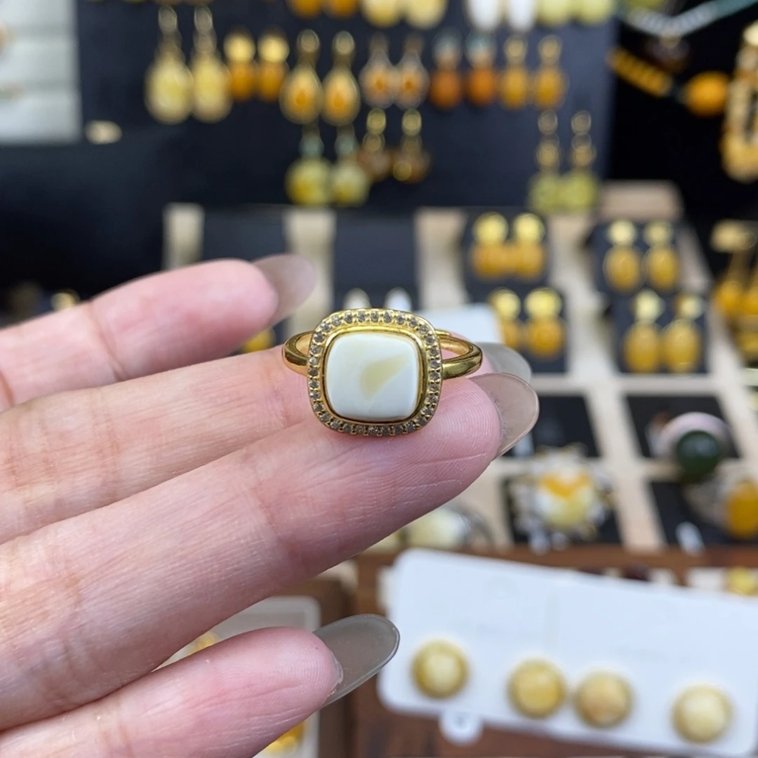 裸石琥珀未镶嵌成品