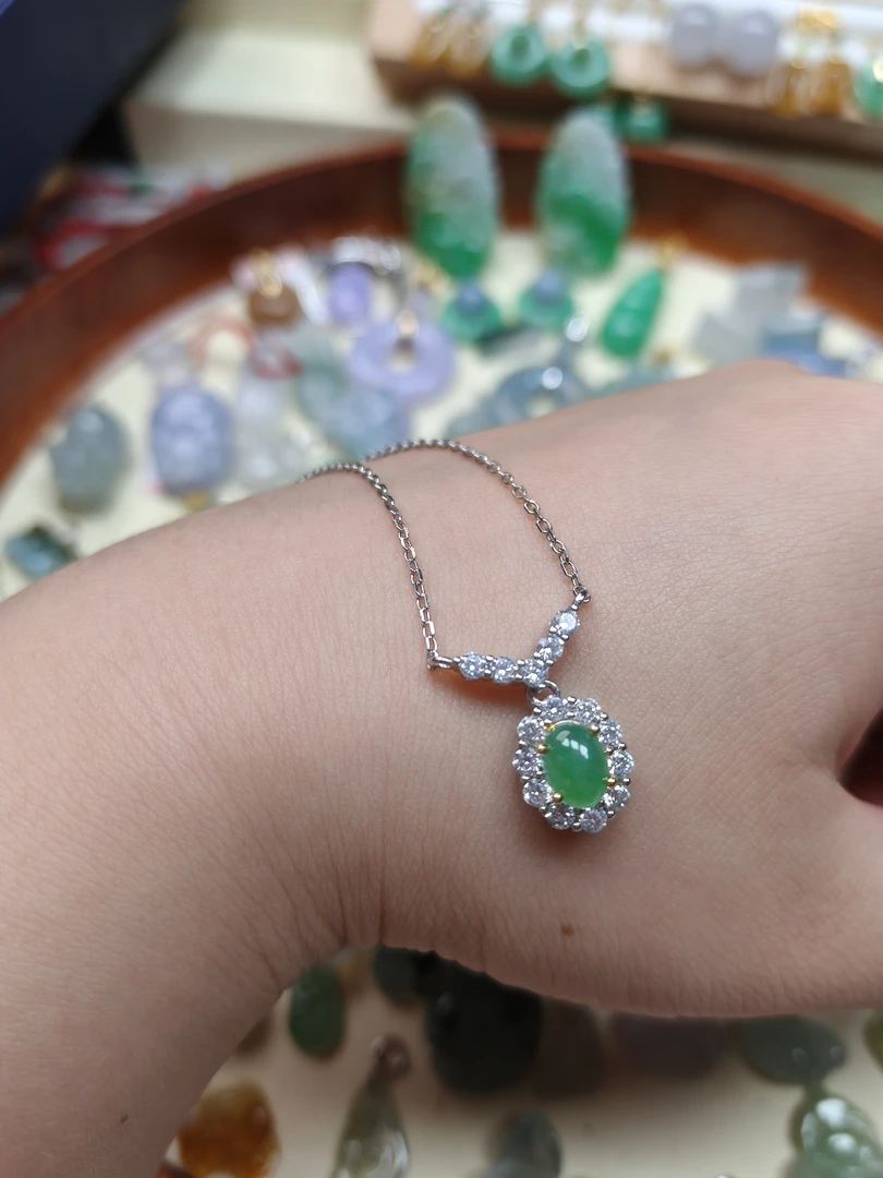 翡翠蛋面锁骨链精致女款穿搭气质绿色精美镶嵌时尚坠链