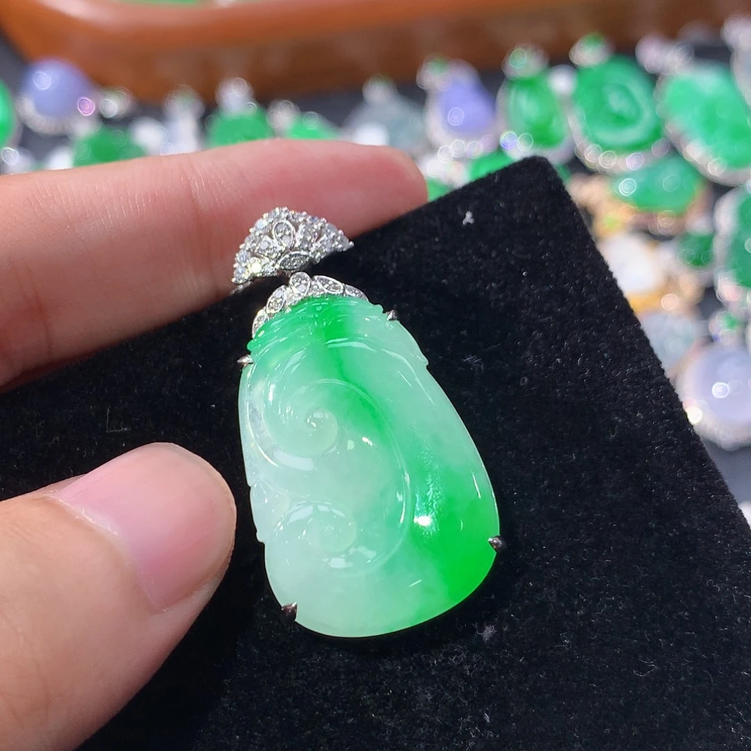 翡翠18K金镶嵌颈饰