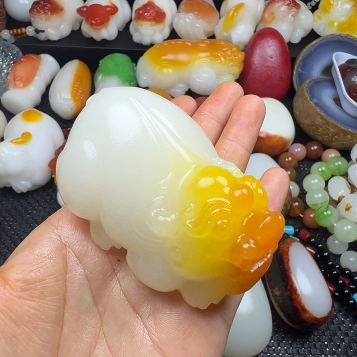 新疆戈壁五彩石js