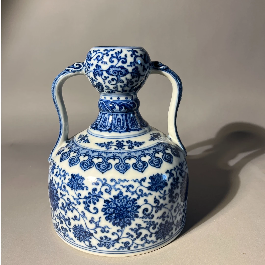 青花如意耳蒜头瓶