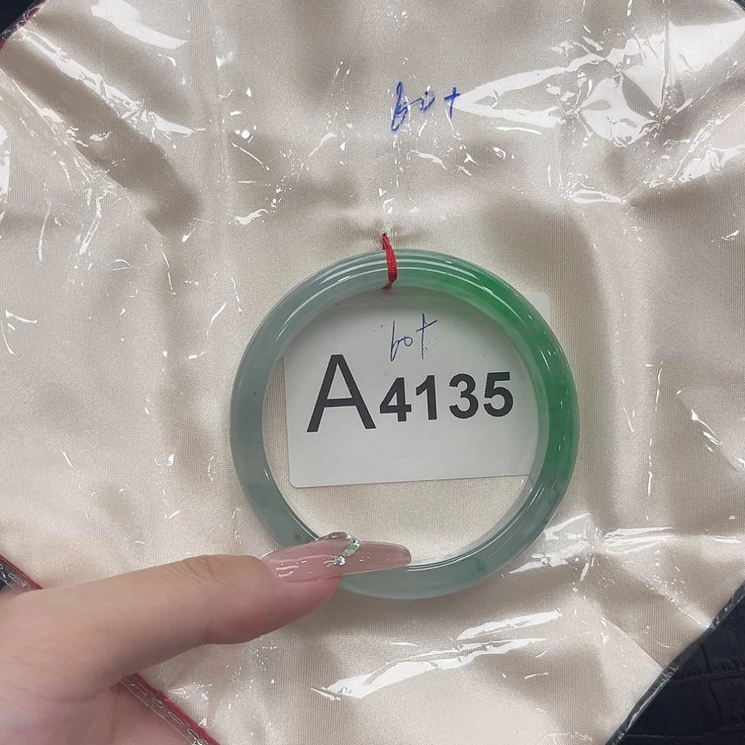翡翠手镯未镶嵌默认瑕疵