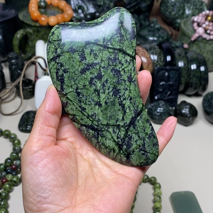 伊***V蛇纹石玉未镶嵌项链大刮板