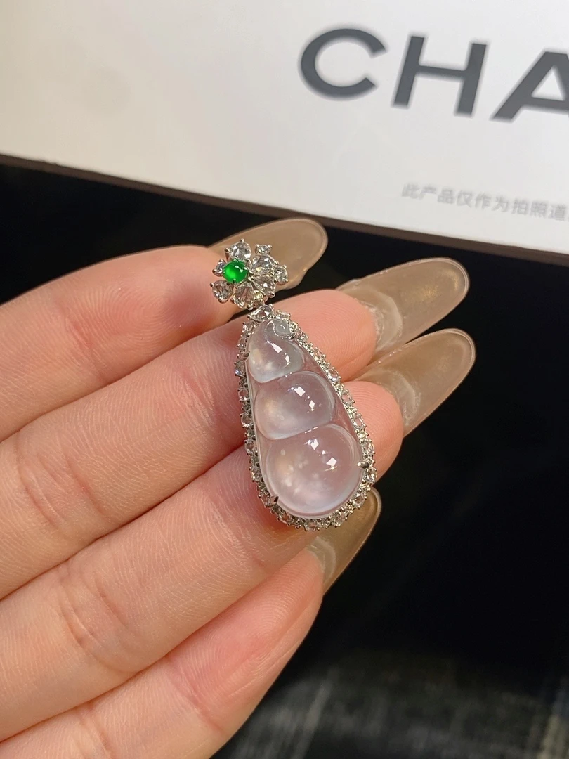 【伊玥珠宝】天然缅甸翡翠A货 高冰福豆吊坠