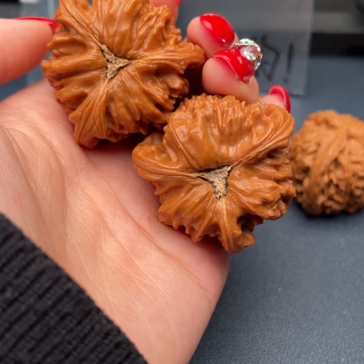 B****文玩核桃吊坠白狮子